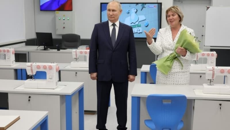 Der russische Präsident Wladimir Putin besuchte Anfang September eine Schule in der russischen Region Twer. (Bild: APA/AFP/POOL/Mikhail KLIMENTYEV)