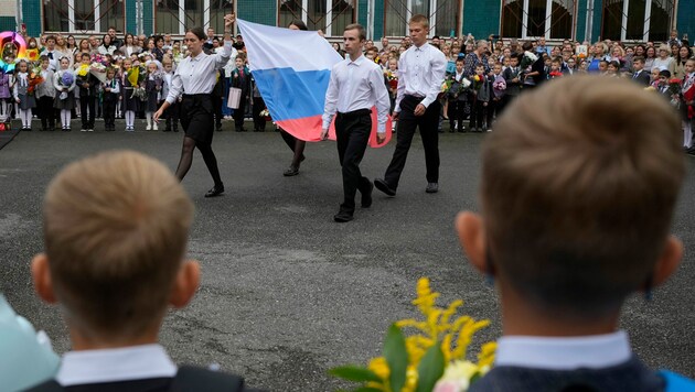 An einer Schule in der russischen Stadt Sankt Petersburg gab es zum Semesterstart gleich eine patriotische Zeremonie. (Bild: ASSOCIATED PRESS)