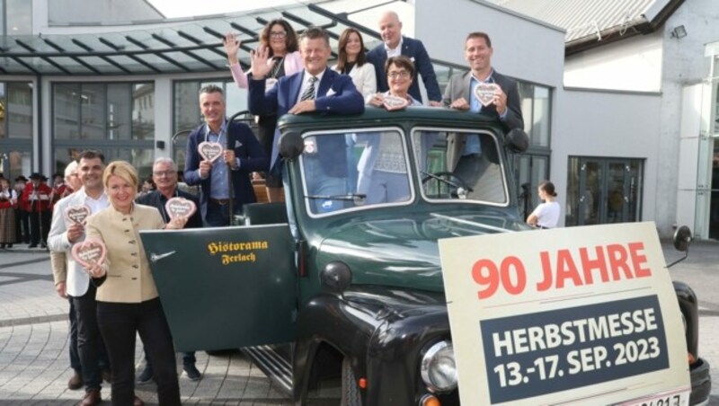 Die Klagenfurter Stadtpolitiker wurden mit dem Oldtimer-Bus zu Eröffnung gebracht. (Bild: Rojsek-Wiedergut Uta)