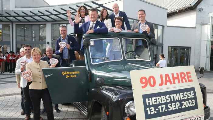 Die Klagenfurter Stadtpolitiker wurden mit dem Oldtimer-Bus zu Eröffnung gebracht.