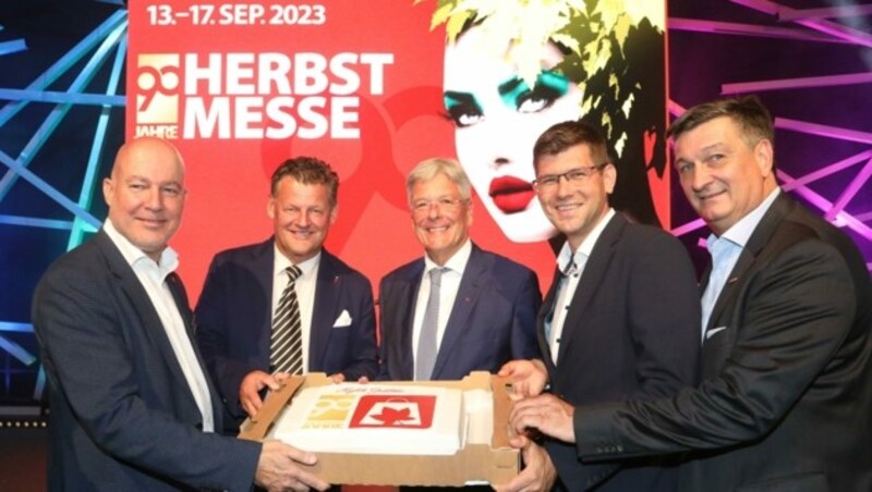 Für die Messe gab es zum 90. Geburtstag eine Torte von LH Peter Kaiser. (Bild: Rojsek-Wiedergut Uta)