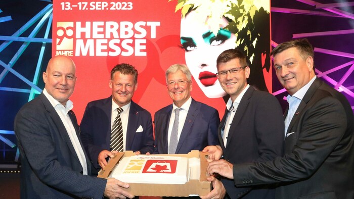 Für die Messe gab es zum 90. Geburtstag eine Torte von LH Peter Kaiser.