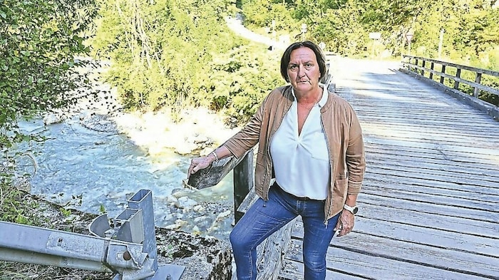 Bürgermeisterin Elisbeth Lobnik an der Vellach, etwa vier Kilometer vor Miklauzhof. Der Radweg ...