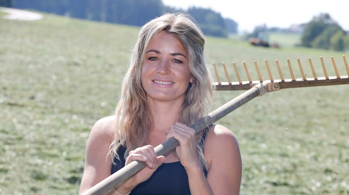 Heidi Riedlbauer bei der Heuarbeit: „Die Landwirtschaft ist anstrengend und zugleich ...