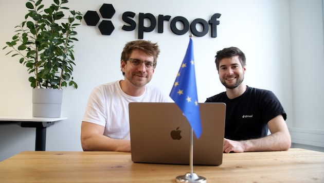 Die sproof-Gründer Clemens Brunner und Fabian Knirsch erhielten von Investoren eine Finanzspritze von drei Millionen Euro. Jetzt steht die Start-up-Crew aus Puch die Expansion nach Europa auf dem Plan. (Bild: Tröster Andreas)