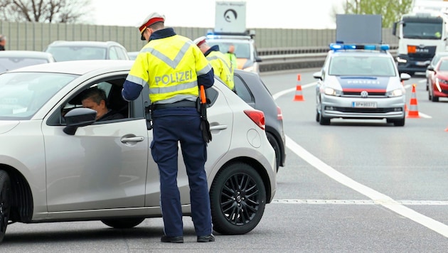 Mert ki akart bújni egy rutinellenőrzés alól, teljes gázzal száguldott el egy apa Flachgau-ban - kisgyermekével az autóban. (Bild: Klemens Groh)