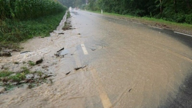 Eine überschwemmte Straße (Bild: Einsatzdoku)