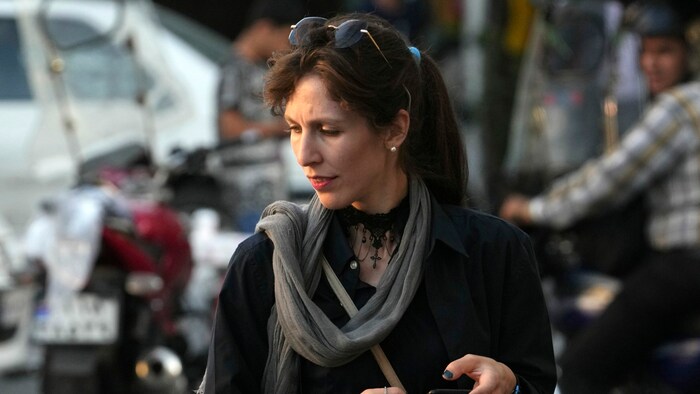 Eine Frau im Iran, die sich nicht an die dortige Kopftuchpflicht hält