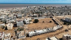 Eine Gesamtansicht der überschwemmten Stadt Derna. Das Regenwasser, das den Berghang von Derna hinunter und in die Stadt strömte, hat Tausende Menschen getötet und weitere Tausende vermisst und ganze Straßenzüge ins Meer gespült. (Bild: The Associated Press)