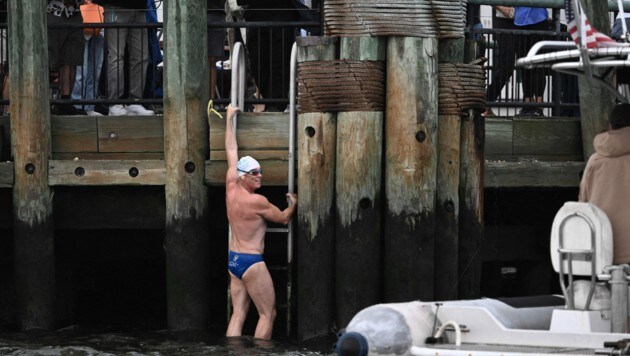 Der britische Schwimmer Lewis Pugh kam am Mittwoch in Manhattan an, nachdem er 500 Kilometer geschwommen war. (Bild: AFP)