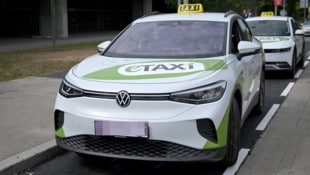 Zukunftsweisendes Projekt, das stockt: Durch die Umstellung auf E-Taxis könnte die Feinstaubbelastung stark reduziert werden. (Bild: APA/ROLAND SCHLAGER, Krone KREATIV)