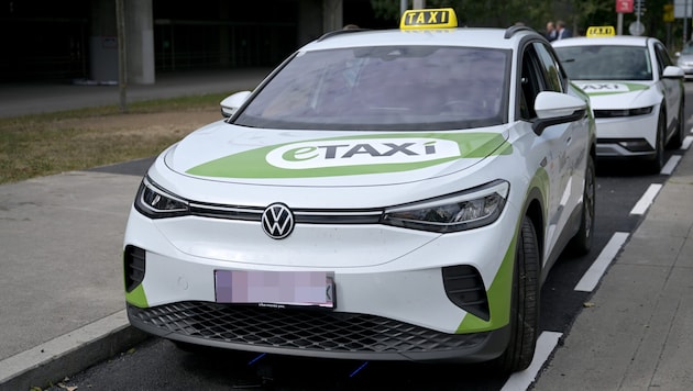 Pioneering project that is stalling: switching to e-taxis could greatly reduce particulate matter pollution. (Bild: APA/ROLAND SCHLAGER, Krone KREATIV)