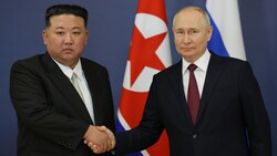Der nordkoreanische Machthaber Kim Jong Un und der russische Präsident Wladimir Putin während ihres Treffens am Weltraumbahnhof Wostotschny in der Amur-Region, die gut 100 Kilometer östlich der Grenze zu China liegt. (Bild: APA/AFP/POOL/Vladimir SMIRNOV)