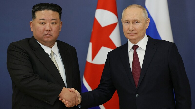 Der nordkoreanische Machthaber Kim Jong Un und der russische Präsident Wladimir Putin während ihres Treffens am Weltraumbahnhof Wostotschny in der Amur-Region, die gut 100 Kilometer östlich der Grenze zu China liegt (Bild: APA/AFP/POOL/Vladimir SMIRNOV)