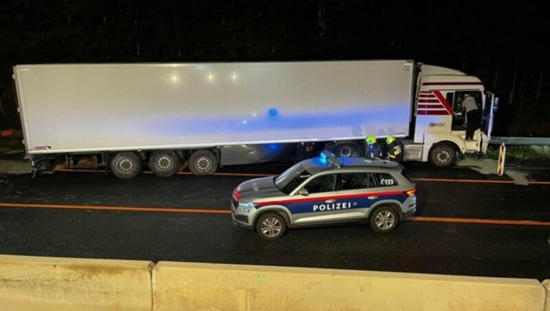 Der Lkw landete als „Geisterfahrer“ auf der Gegenfahrbahn - Autolenker konnten gerade noch ausweichen. (Bild: Freiwillige Feuerwehr Rennweg)