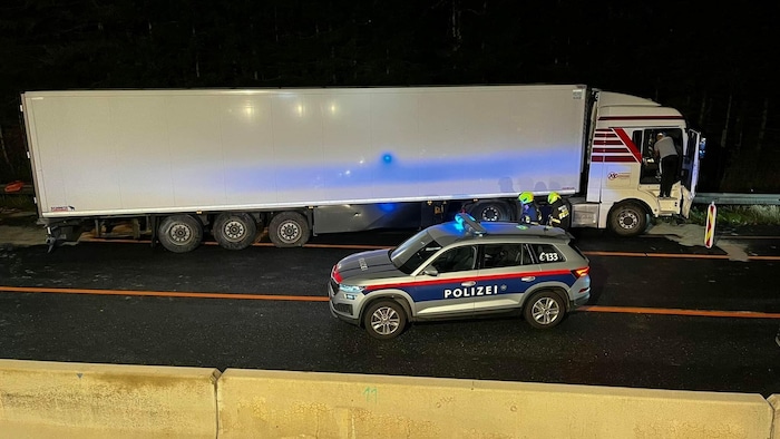 Der Lkw landete als „Geisterfahrer“ auf der Gegenfahrbahn - Autolenker konnten gerade noch ...