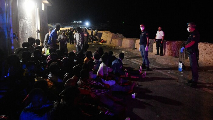 Seit Montag kamen rund 9000 Migranten auf der kleinen Mittelmeerinsel an.