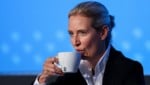 Die breite Unzufriedenheit mit der Ampel-Koalition in Berlin spielt der AfD von Alice Weidel in die Hände. (Bild: APA/afp/Ronny HARTMANN)