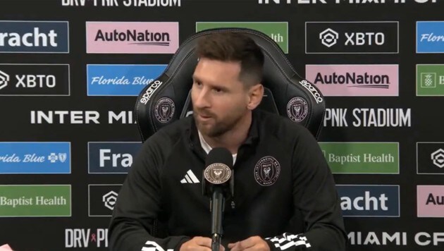Lionel Messi auf der fingierten Pressekonferenz, auf der er vermeintlich Englisch spricht. (Bild: Twitter.com/Wouva)