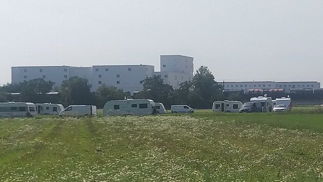 Rund 15 Wohnwagen zogen vom Welser Messegelände auf dieses Baufeld in der Wallererstraße. Die Gespanne blieben nur kurz. (Bild: ZVG)