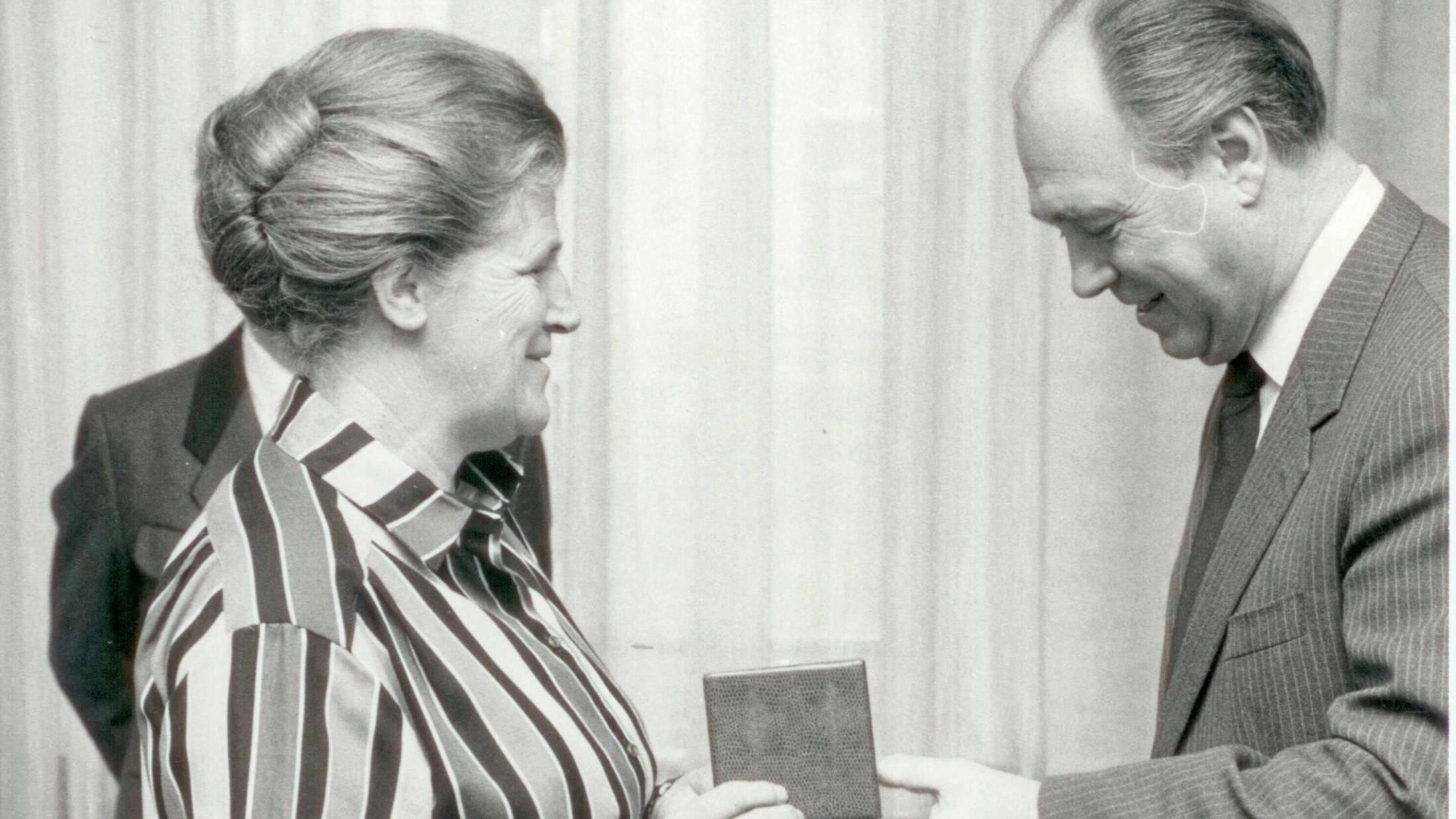 Maria Rainer war einstz Landesspielberaterin; Landeshauptmann Leopold Wagner verlieh ihr die Max ...