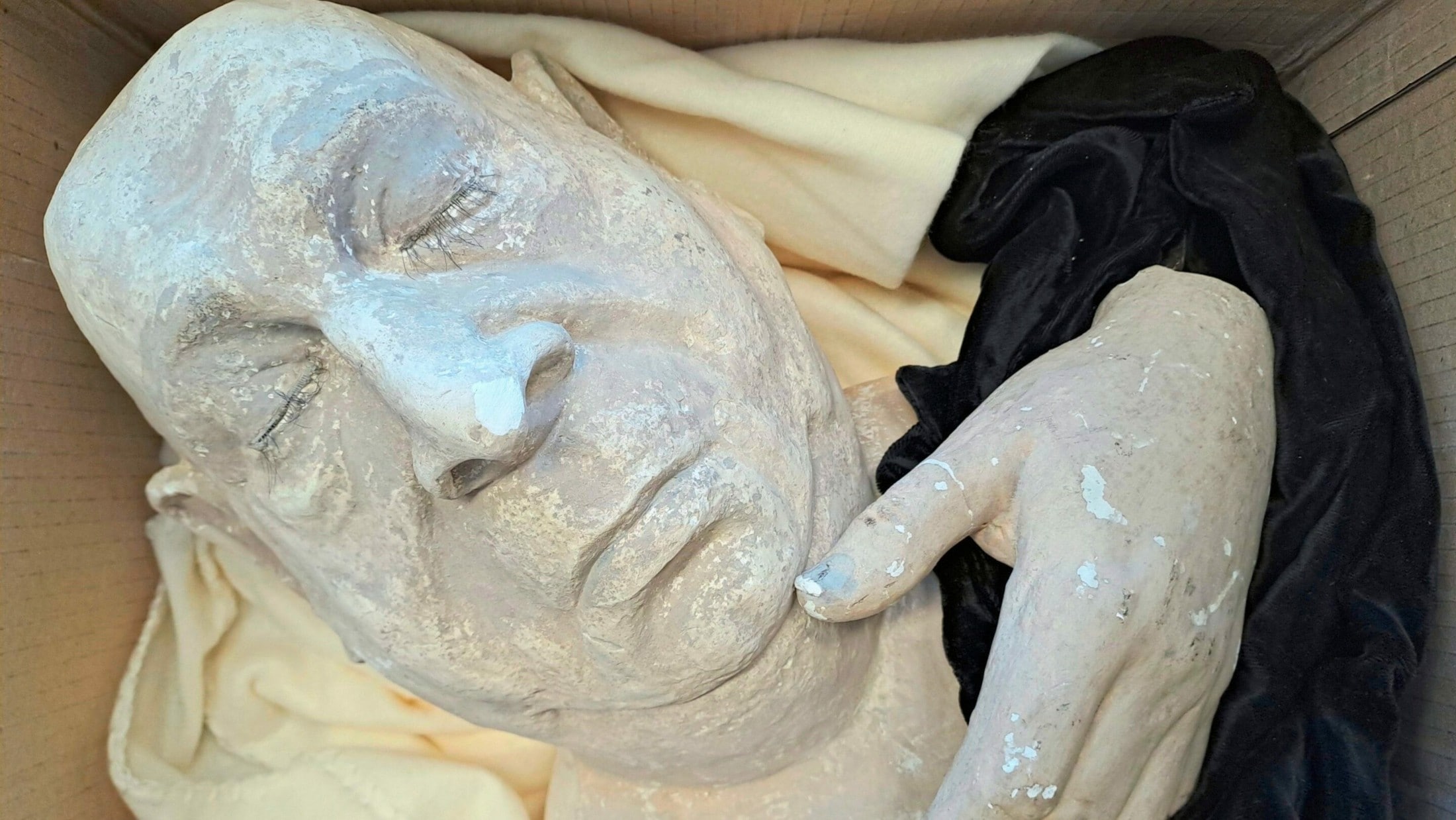 Die Totenmaske Georg Buchers (1905-1972). Er hatte die Kärntner Theaterszene geprägt.