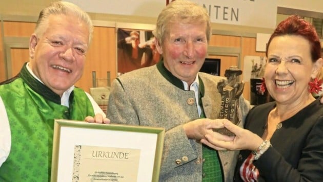 Den Georg Bucher-Preis verliehen Beatrix Erlacher-Heinzl und Herbert Murero im Vorjahr Toni Pichler von der Theatergruppe Großkirchheim. (Bild: Rojsek-Wiedergut Uta)