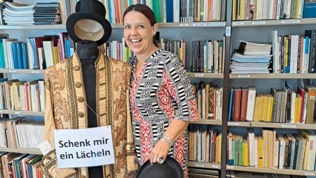 Beatrix Erlacher-Heinzl, die als BX bekannte Obfrau des Theater Service Kärnten, mit einem Kostüm des einstigen Burgtheaterdirektors Raoul Aslan. (Bild: Kogler Christina Natascha)