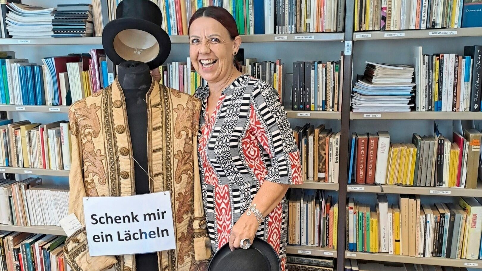 Beatrix Erlacher-Heinzl, die als BX bekannte Obfrau des Theater Service Kärnten, mit einem ...