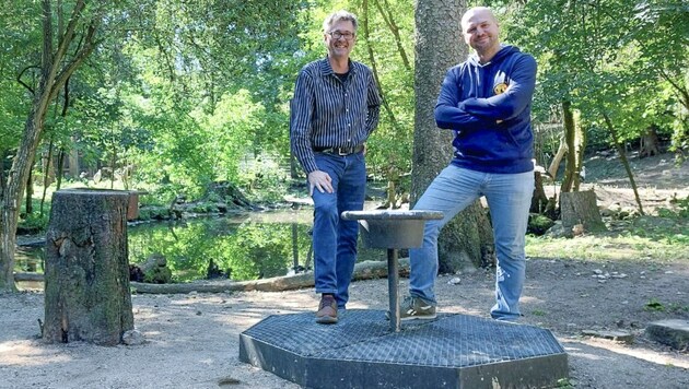 Auch der selbst entworfene Prototyp eines „rattensicheren“ Futtertisches - den hier Stadtrat Thomas Rammerstorfer (r.) und der zoologische Leiter Gyula Gajdon präsentieren - wird vermehrt eingesetzt werden. (Bild: Stadt Wels)