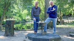 Auch der selbst entworfene Prototyp eines „rattensicheren“ Futtertisches - den hier Stadtrat Thomas Rammerstorfer (r.) und der zoologische Leiter Gyula Gajdon präsentieren - wird vermehrt eingesetzt werden. (Bild: Stadt Wels)