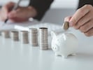 Österreicher sind Weltmeister im Sparen: Ab einer gewissen Höhe werden sie auch für die Bank interessant. (Bild: stock.adobe.com - PhotosD)