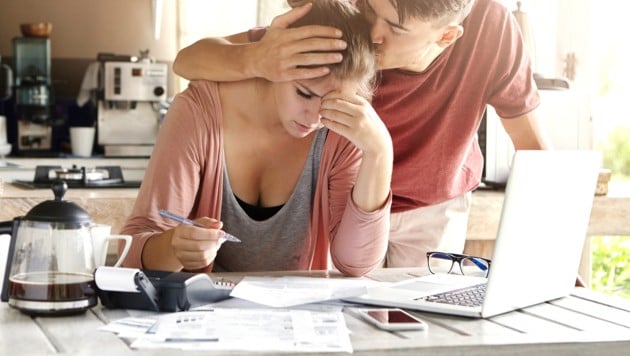 Familien müssen den Rotstift ansetzen. (Bild: stock.adobe.com - Wayhome Studio)