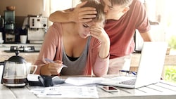 Familien müssen den Rotstift ansetzen. (Bild: stock.adobe.com - Wayhome Studio)