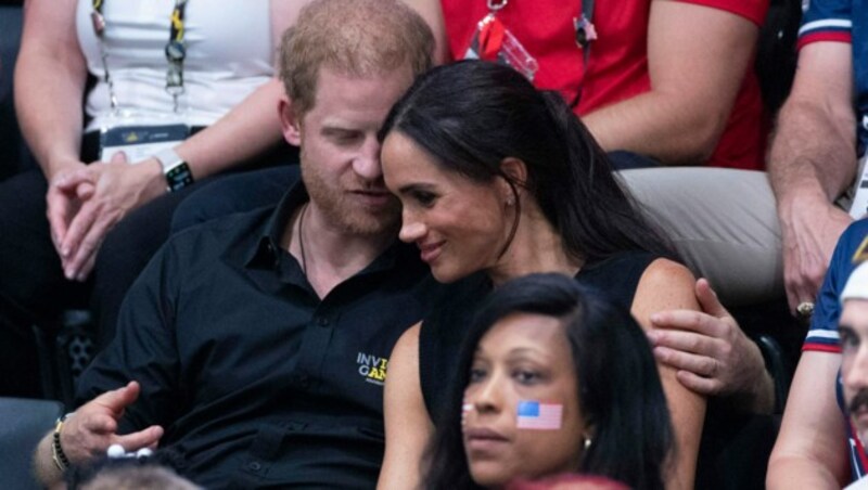 Harry legt seinen Arm um Meghan (Bild: www.viennareport.at)