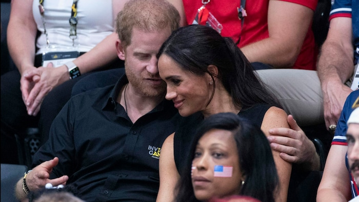Harry legt seinen Arm um Meghan