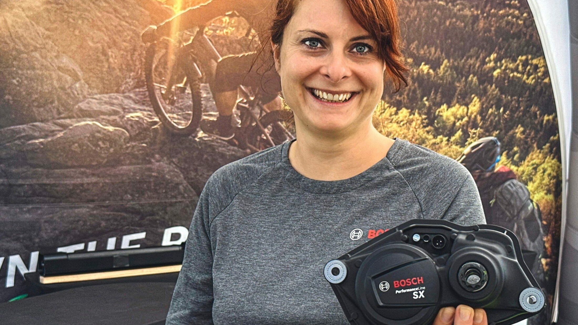 Heidi Paul von Bosch E-Bike Systems hält den neuen, leichten SX-Antrieb in ihrer Hand.
