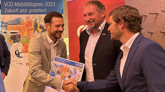 Landesrat Sebastian Schuschnig gratulierte dem Villacher Magistratsdirektor Christoph Herzeg zur ...