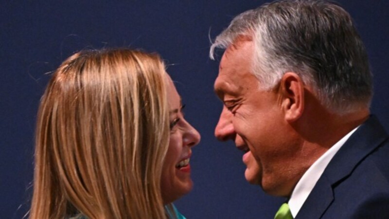 von links: Italiens Ministerpräsidentin Giorgia Meloni und ihr ungarischer Amtskollege Viktor Orban (Bild: AFP)