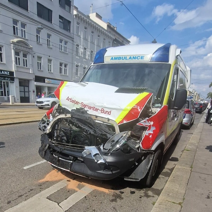 Rettungsfahrzeug wurde schwer beschädigt.