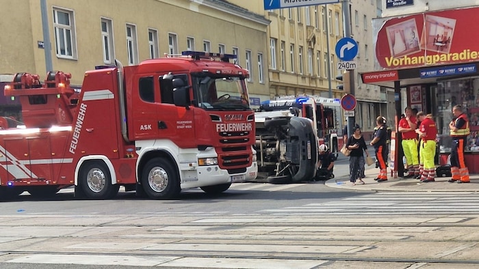 Die Wiener Berufsfeuerwehr rückte mit einem Kran an, um den LKW zu bergen.