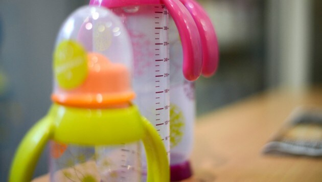 BPA ist in Österreich zumindest bei der Herstellung von Säuglingsflaschen, Trinkgefäßen und Flaschen für Säuglinge und Kleinkinder verboten. (Bild: AFP/FRED DUFOUR)