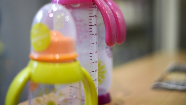 BPA ist in Österreich zumindest bei der Herstellung von Säuglingsflaschen, Trinkgefäßen und Flaschen für Säuglinge und Kleinkinder verboten. (Bild: AFP/FRED DUFOUR)