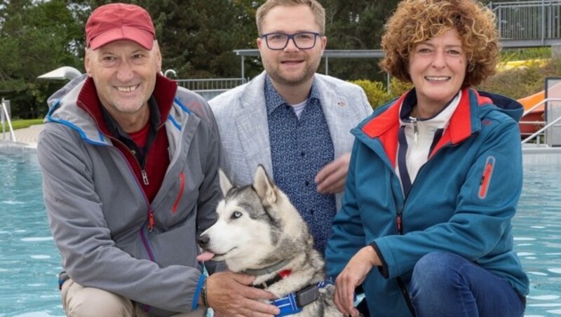 Organisatorin Heidemarie Winna, Stadtchef Erich Stubenvoll und Stadtrat Florian Ladengruber (v. re.) freuen sich auf außergewöhnliche Badegäste. (Bild: Schimmer)