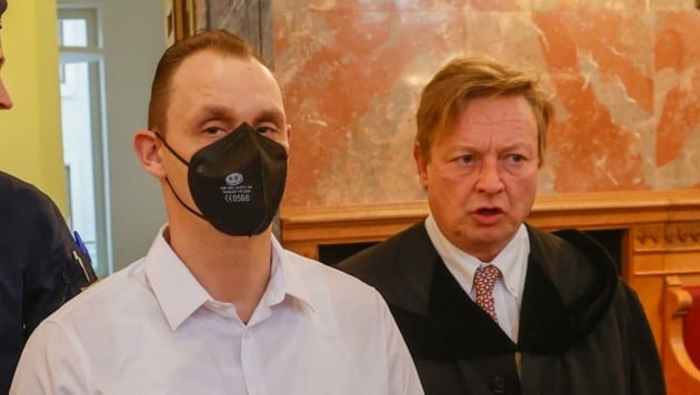 Der Wirt Christian L. (42) mit seinem Verteidiger Franz Essl im Gericht (Bild: Tschepp Markus)
