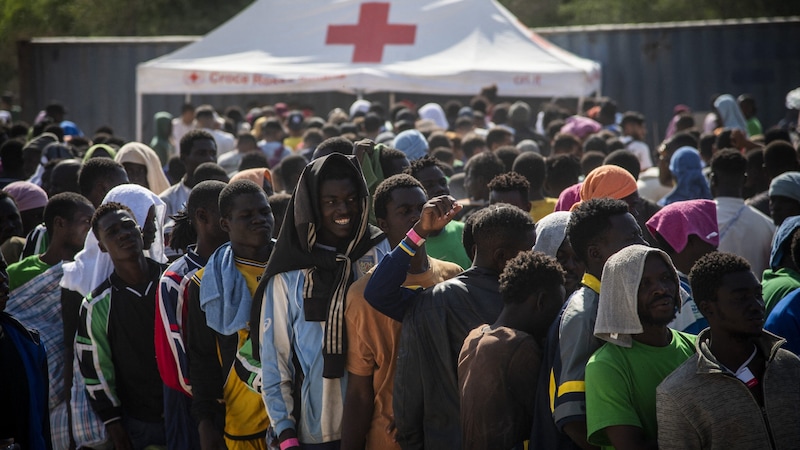 Migrantinnen und Migranten bei ihrer Ankunft auf Lampedusa (Archivbild) (Bild: AFP)