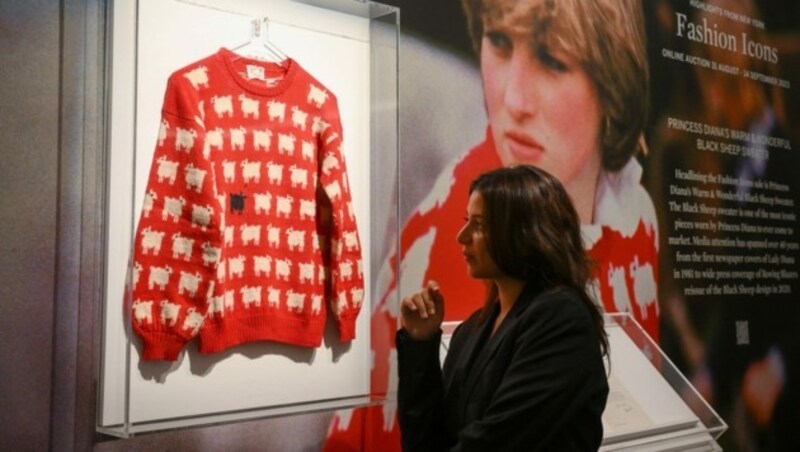 Diana hatte mit dem Pullover 1981 bei einem öffentlichen Auftritt für Aufsehen gesorgt. (Bild: AFP)