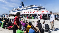 Migrantinnen und Migranten auf Lampedusa (Bild: AFP)