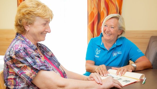 Hermine Aigner (li.) nutzt den Plausch mit Community Nurse Elfriede Kepte als Hilfe zur Selbsthilfe in Gesundheitsfragen. (Bild: Klaus Schindler)