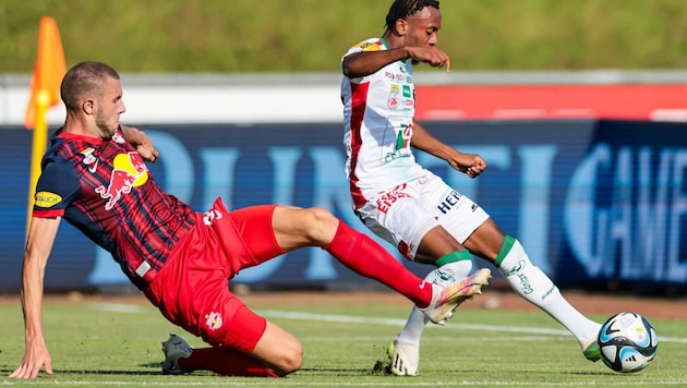 Abwehrchef Strahinja Pavlovic (li.) ist erkrankt und fraglich für das Spiel in Graz. (Bild: GEPA pictures/ Matthias Trinkl)